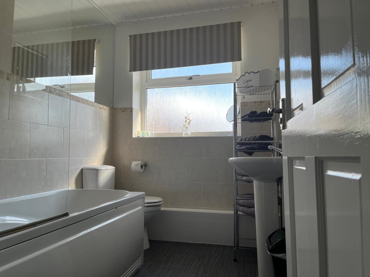 The Brook House - Spacious 3 Bed Home From Home In Burton Eksteriør billede
