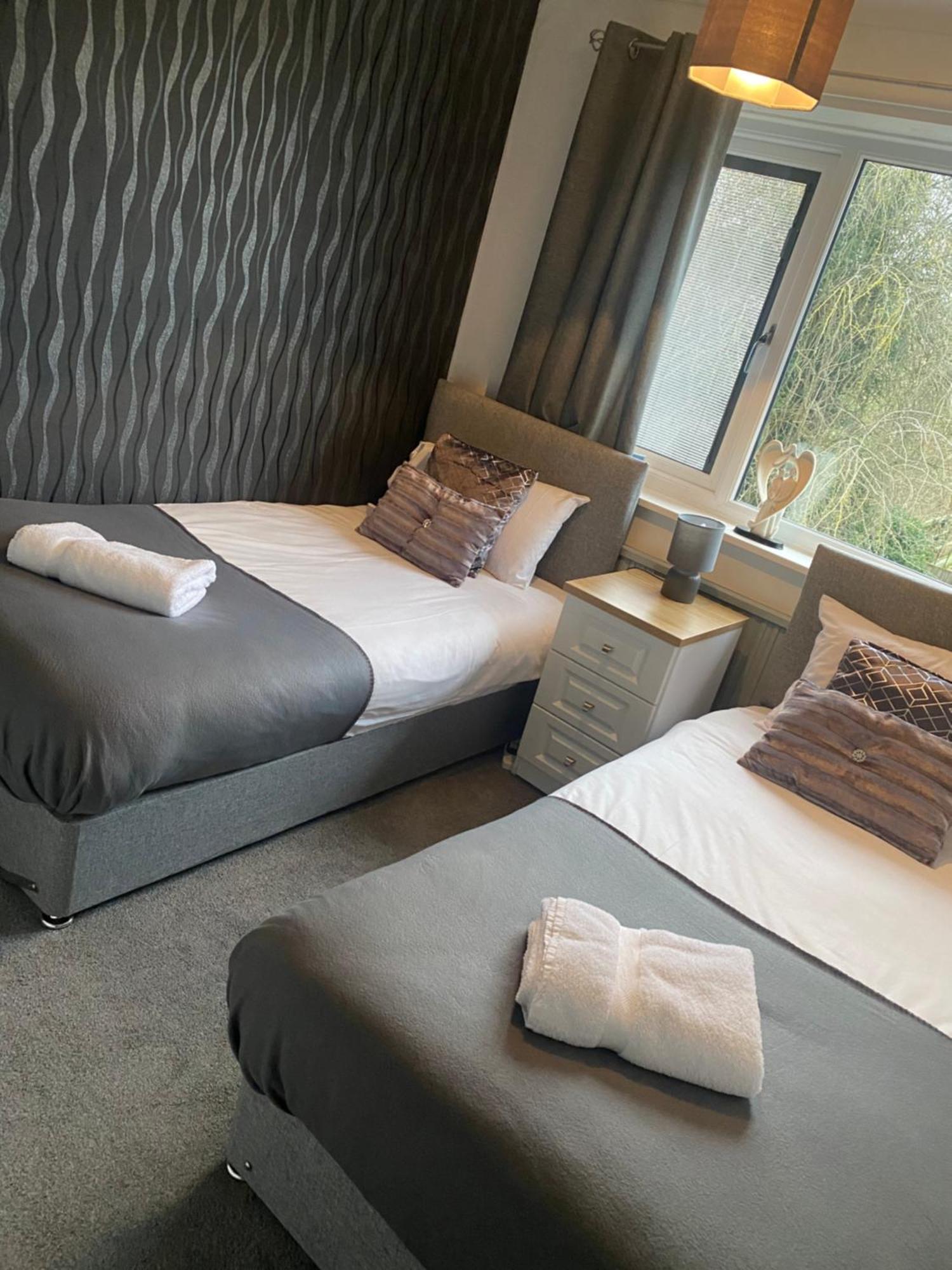 The Brook House - Spacious 3 Bed Home From Home In Burton Eksteriør billede