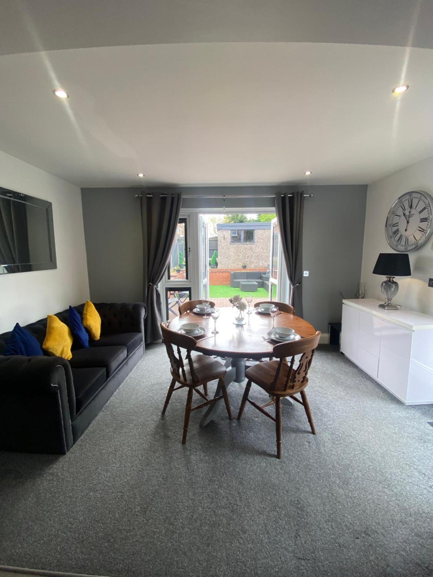 The Brook House - Spacious 3 Bed Home From Home In Burton Eksteriør billede