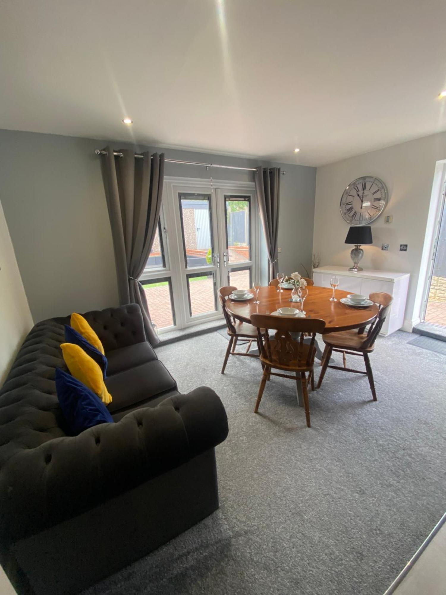 The Brook House - Spacious 3 Bed Home From Home In Burton Eksteriør billede